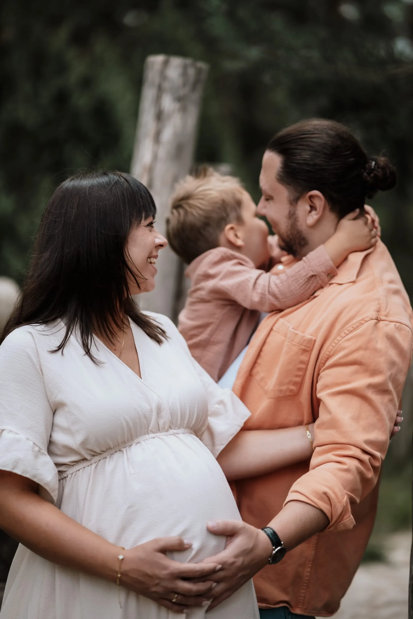 Die Familie eng beieinander, das Kind küsst den Vater