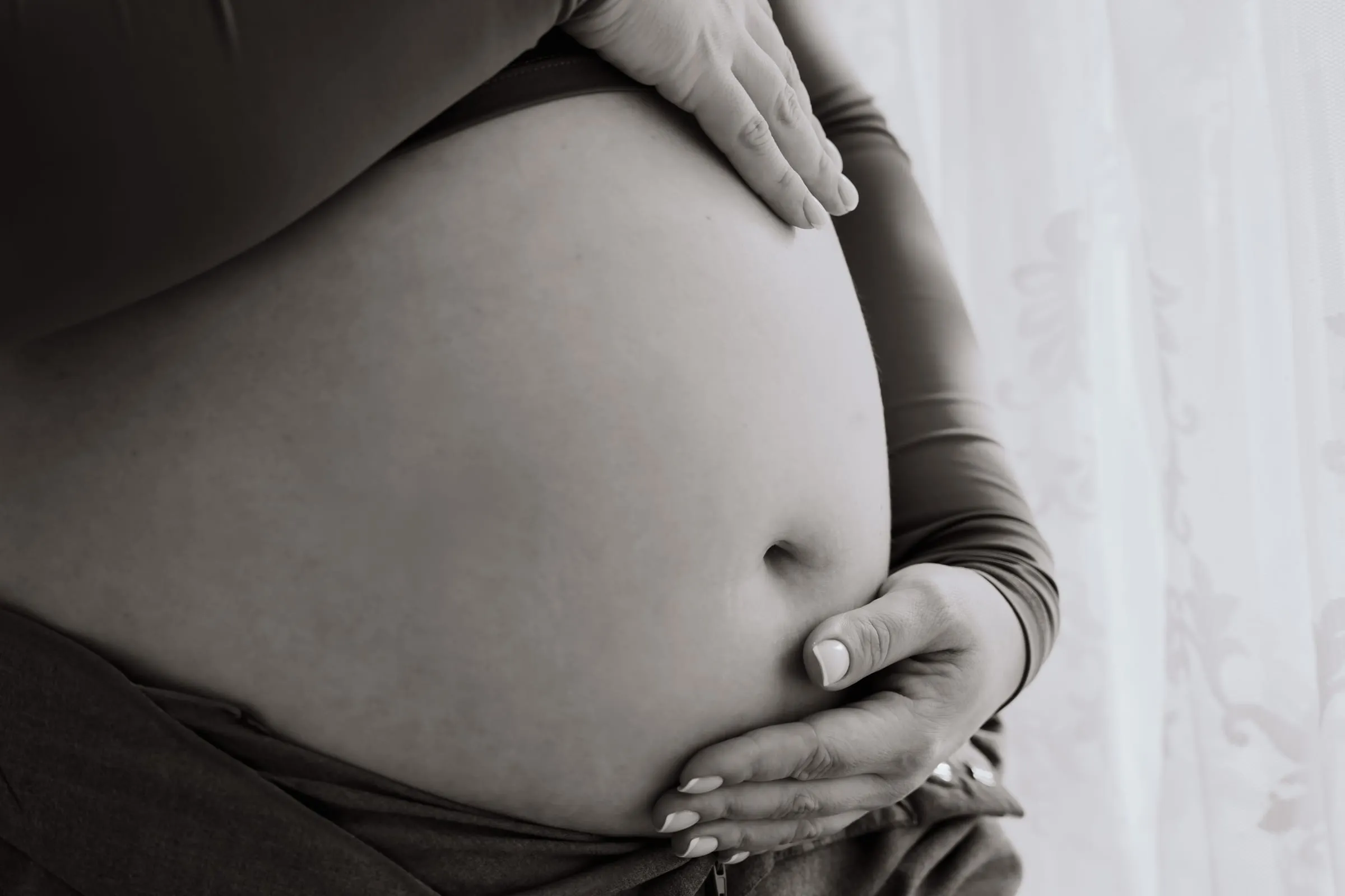 Nahaufnahme des Babybauchs, in Schwarzweiß