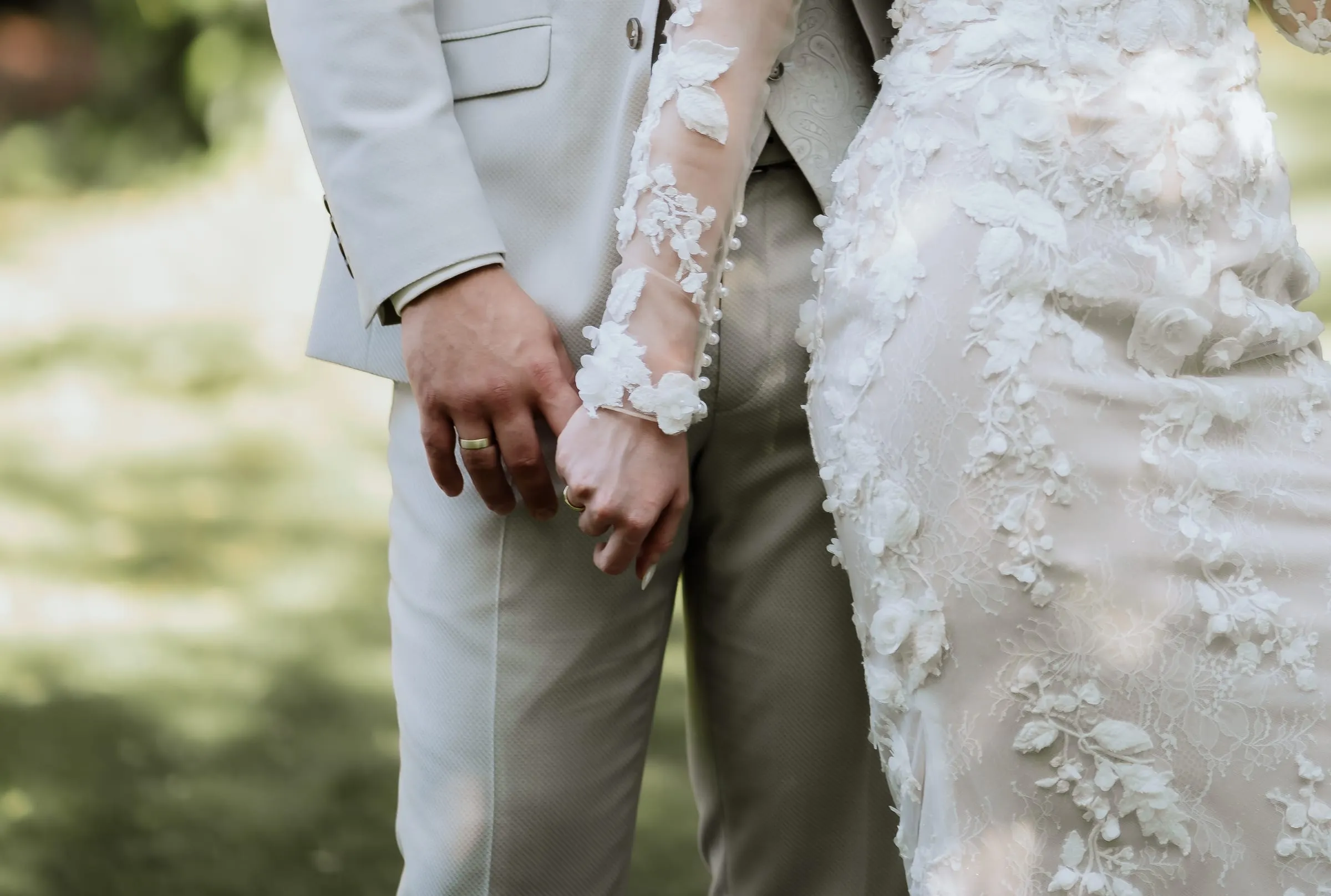 Hand in Hand, Detail zwischen Anzug und Spitzenkleid