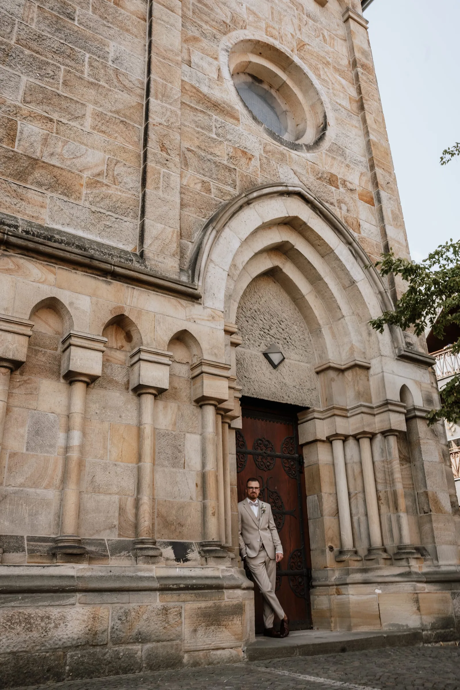 Sandsteinportal der Kirche, das Paar klein im Eingang