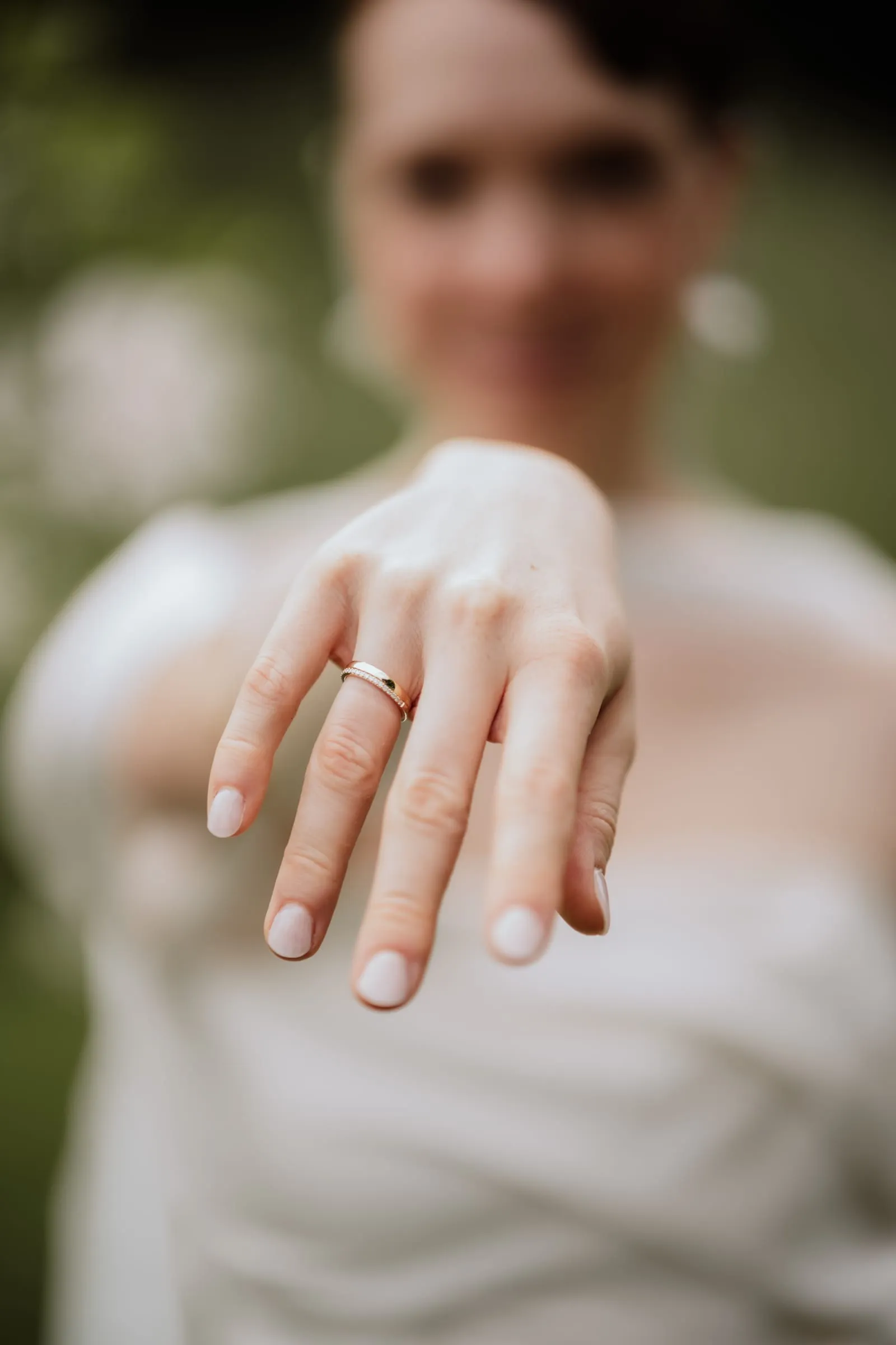 Ihre Hand mit dem Ehering, in Nahaufnahme