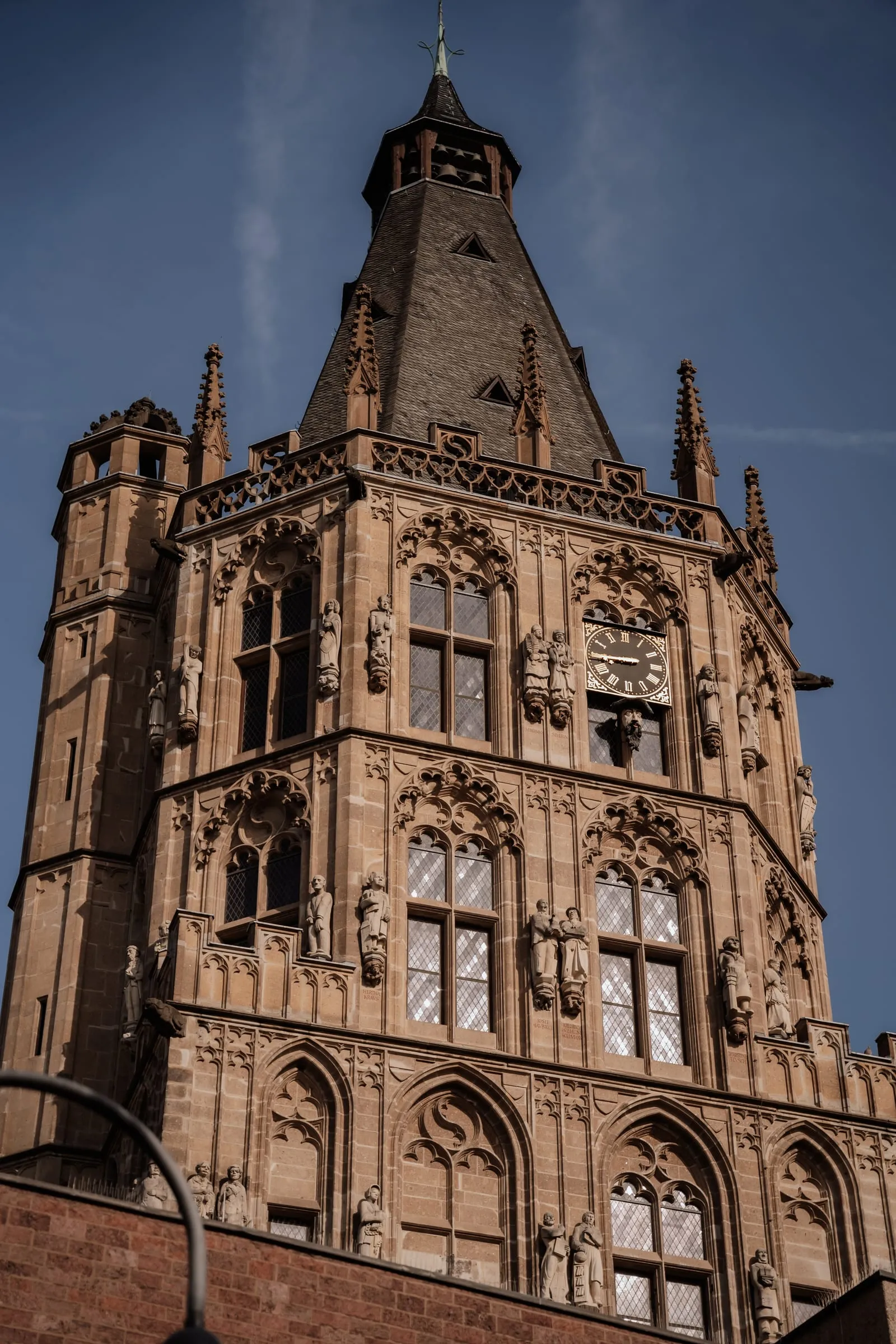 Gotischer Rathausturm vor blauem Himmel