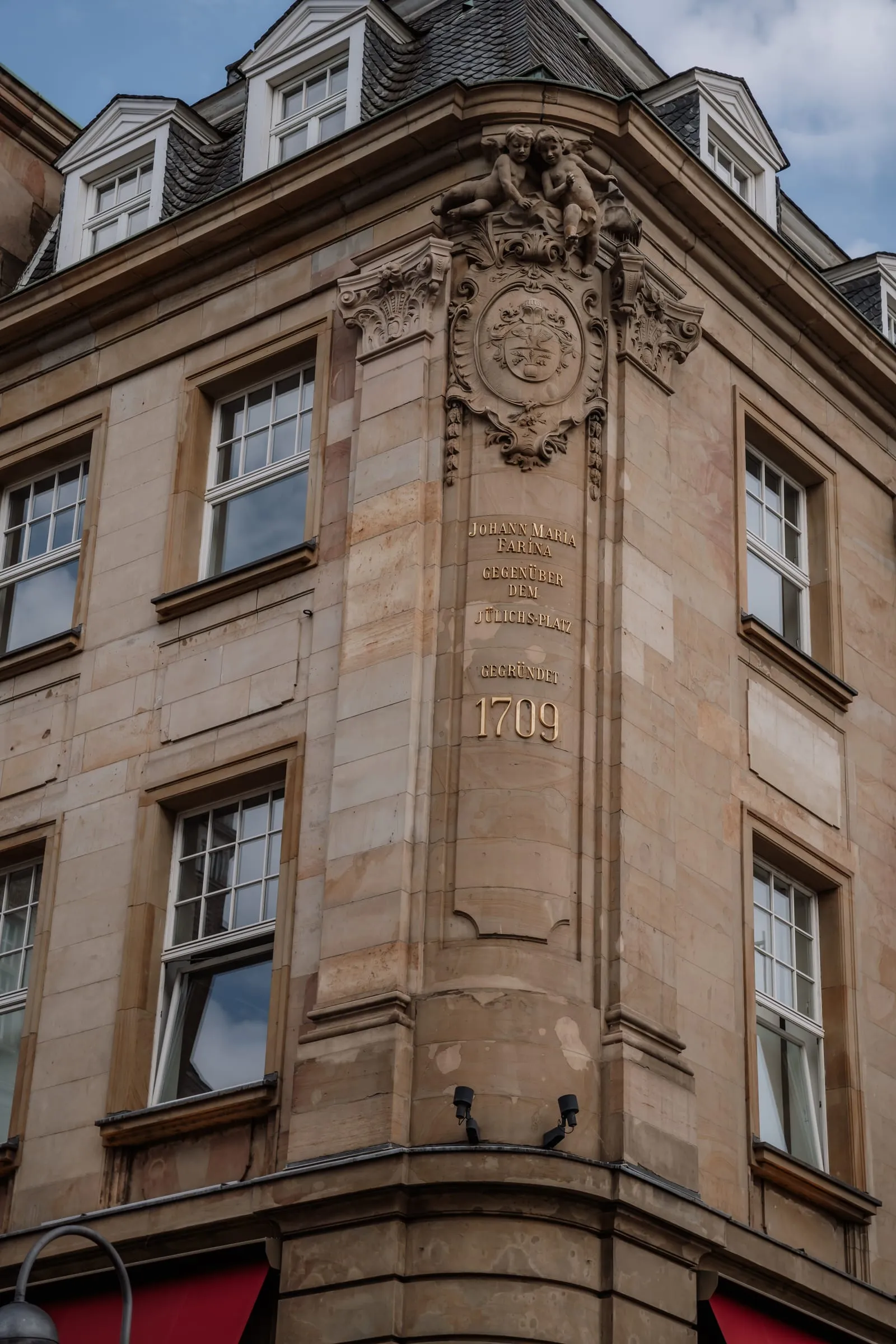 Eckfassade eines alten Sandsteinhauses