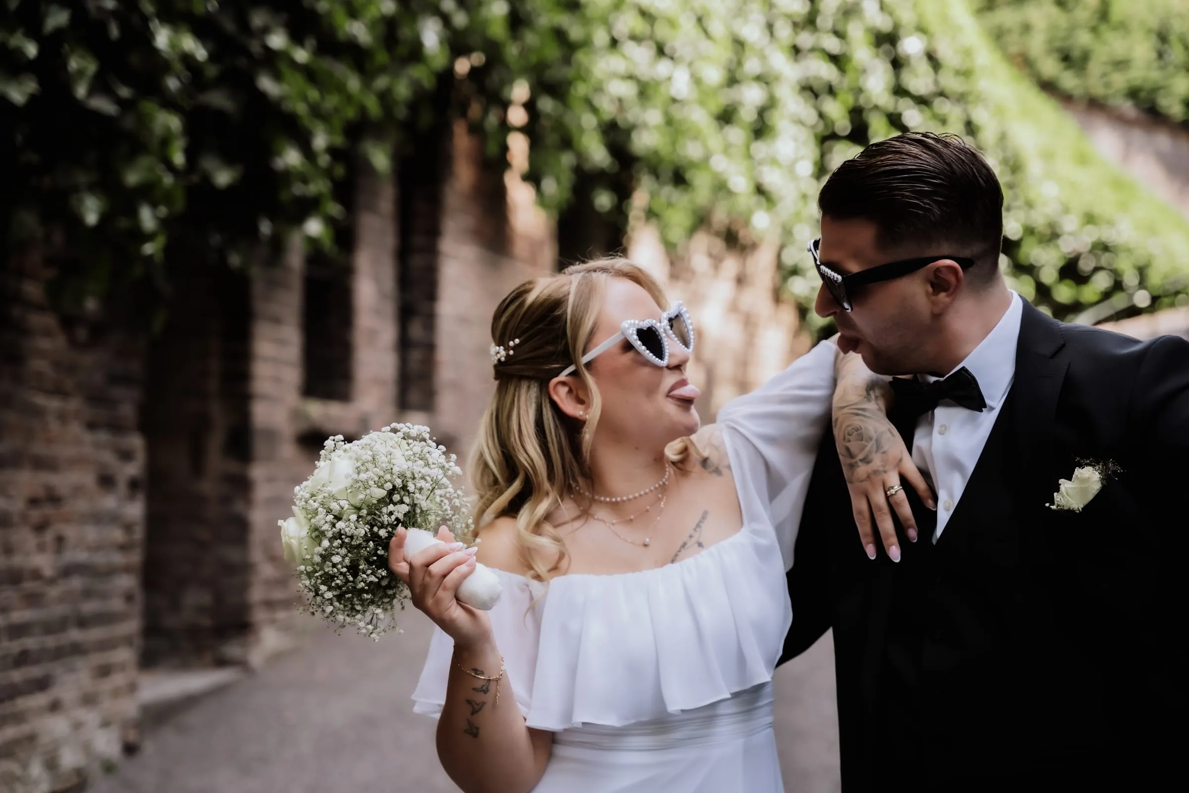 Die Braut mit Herzchen-Sonnenbrille, der Bräutigam daneben