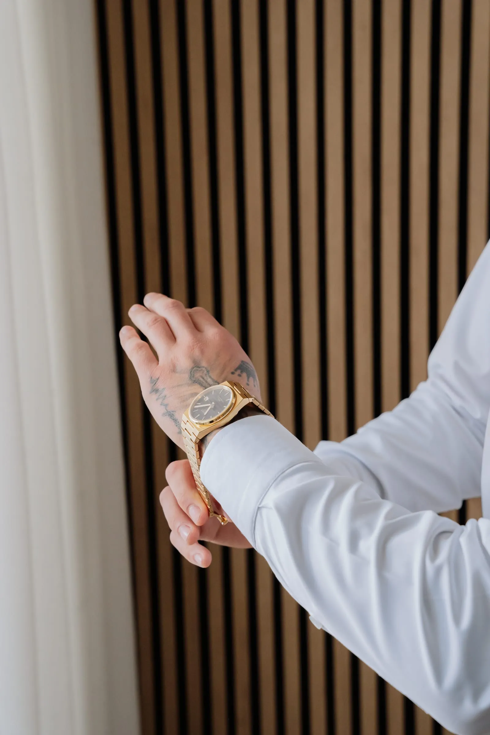 Die Uhr am Handgelenk des Bräutigams
