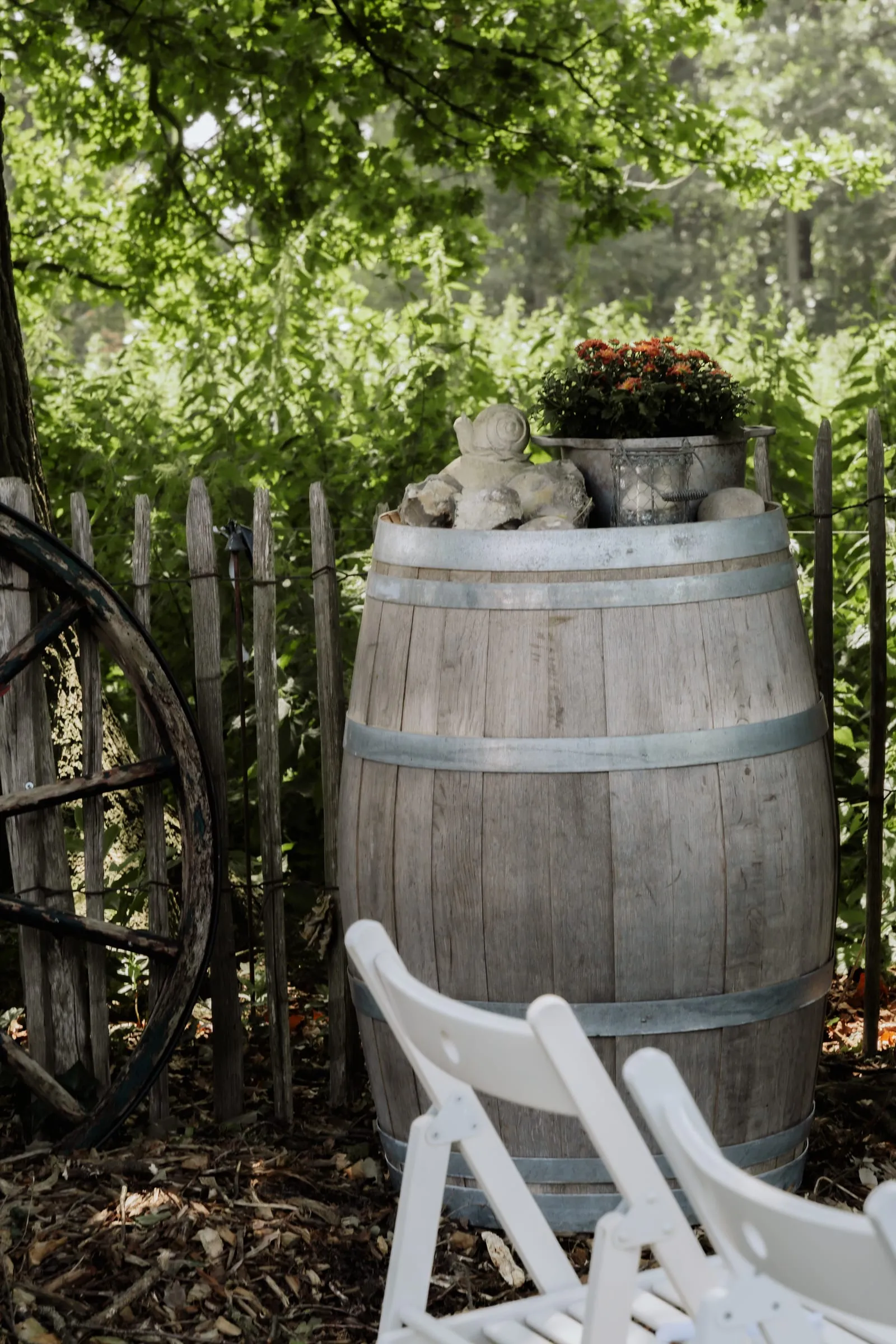 Ein Holzfass dient als Tisch im Garten