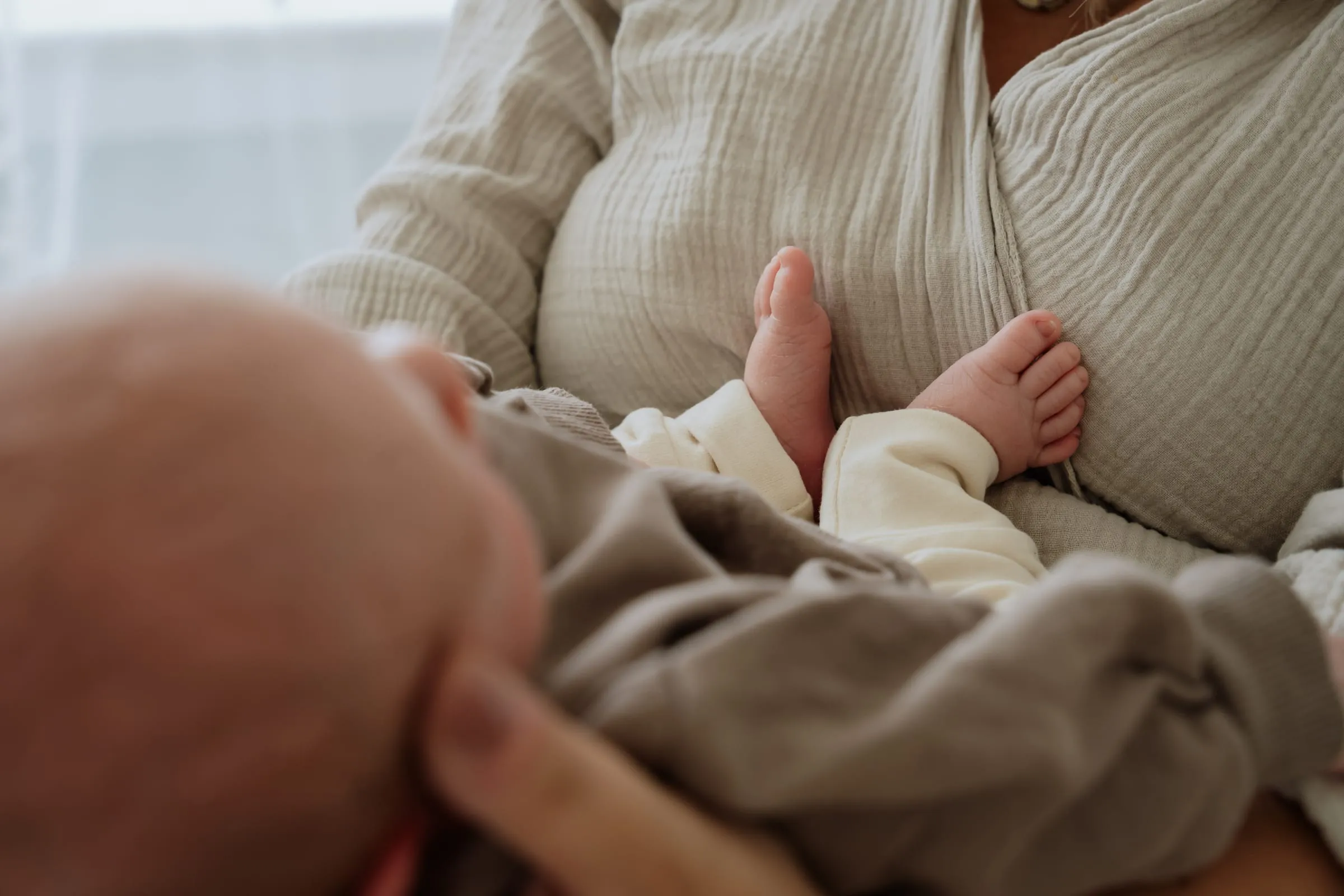 Das Köpfchen des Babys an der Schulter der Mutter