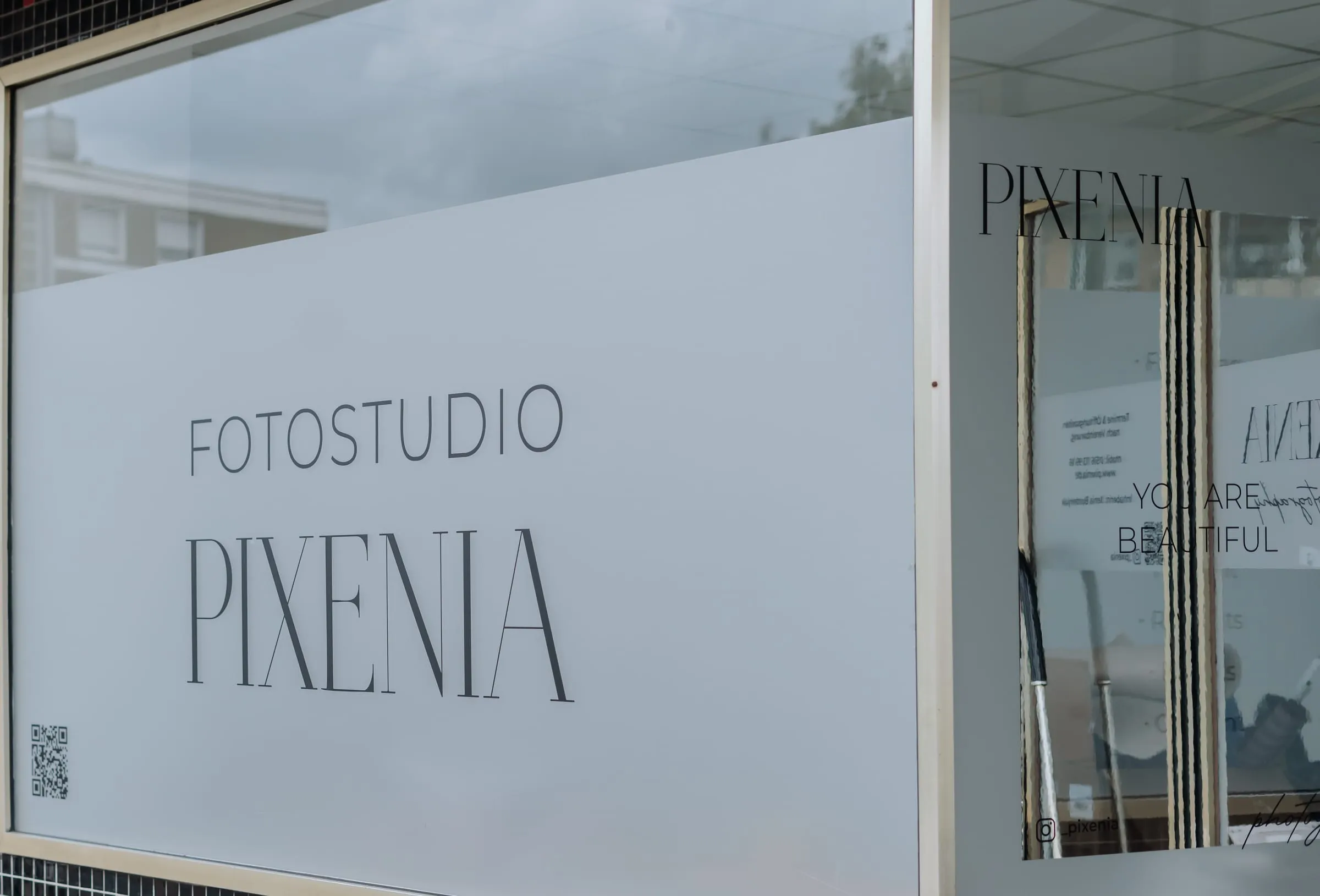 Schaufenster des Studios mit dem Schriftzug Fotostudio PIXENIA